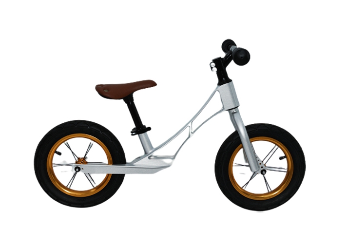 Tugann Monaróir Bike Kids isteach conas cáblaí coscáin rothar a shuiteáil